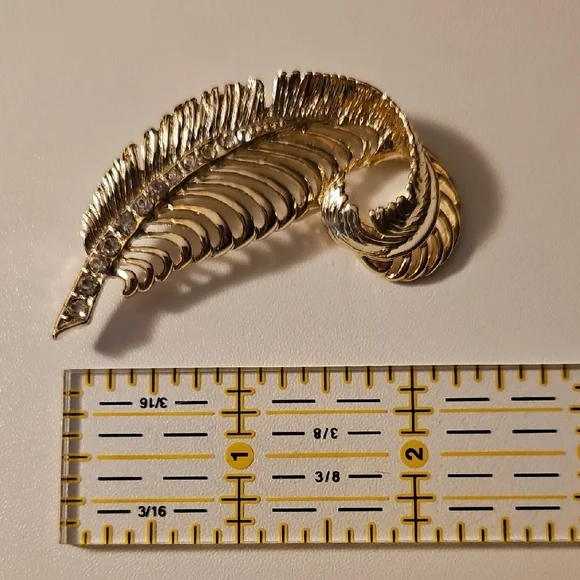 Elegant Gold Feather Brooch - Picture 2 of 3